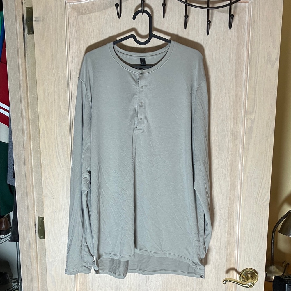 lululemon athletica Men's Light Gray Long Sleeve Shirt